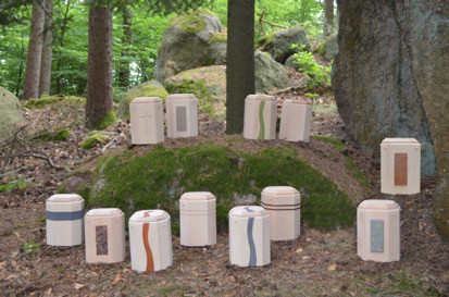 Im Naturfriedhof dürfen laut Friedhofssatzung ausschließlich Vollholz-Urnen verwendet werden.