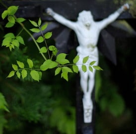 Sind christliche Bestattungen im Naturfriedhof möglich?