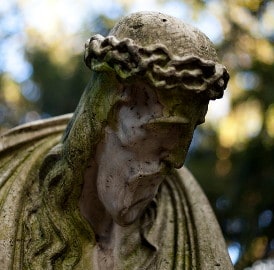 Christliche Traditionen sind im Naturfriedhof willkommen.