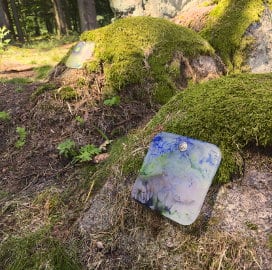 Eine Erinnerungstafel aus Glas an einem Felsen