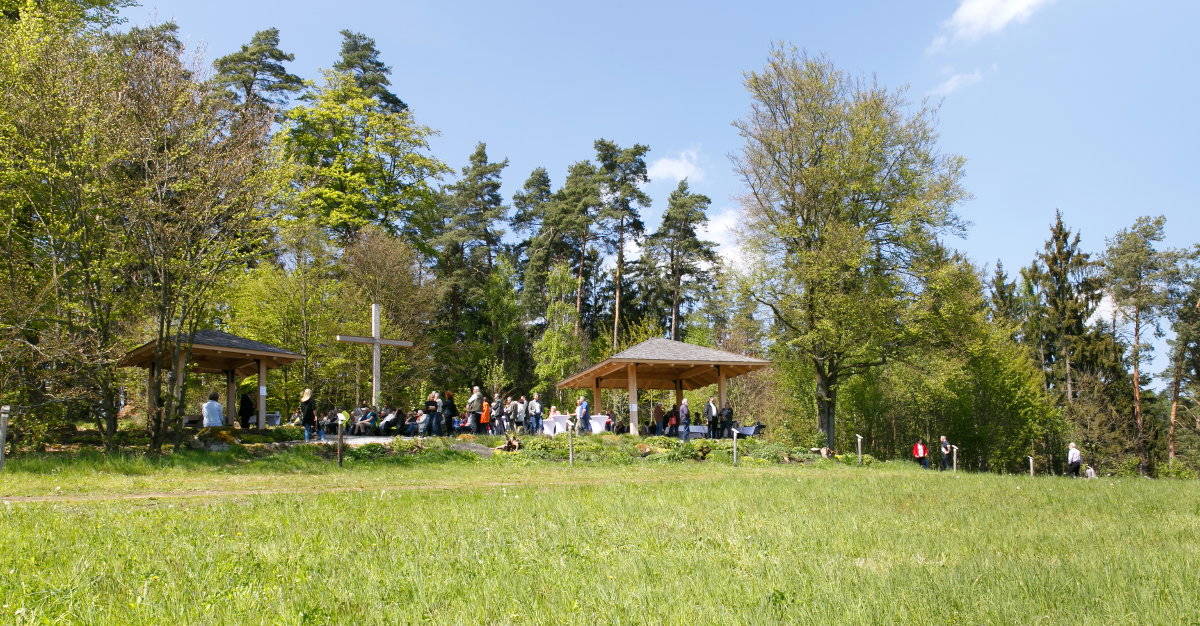 Blick auf den Verabschiedungplatz im Naturfriedhof Schlosswald